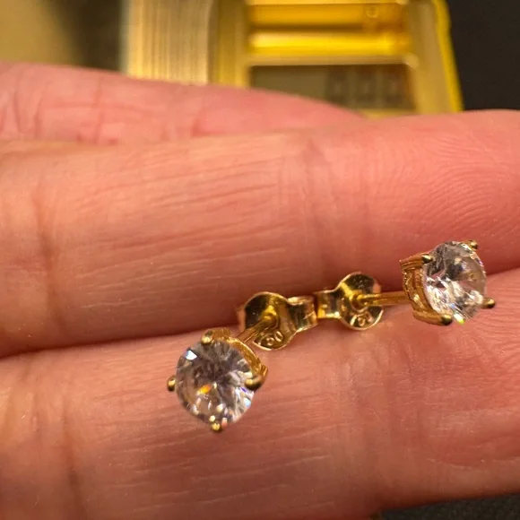 REAL 18K SAUDI GOLD MOISSANITE STUD EARRINGS - Picture 4 of 6